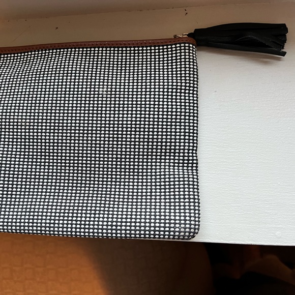 Kate Spade Black White Ash Street Flower Appliqué Large Tassel Clutch - Picture 4 of 4